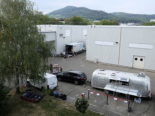 Fuhrpark des SWR beim Dreh im Bundesarchiv in Freiburg, 23.09.2020