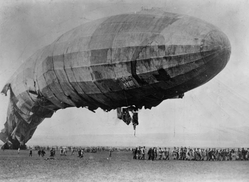 Landung des schwer zerstörten Schütte-Lanz Luftschiffes L. 5 an der Westfront, 1915
