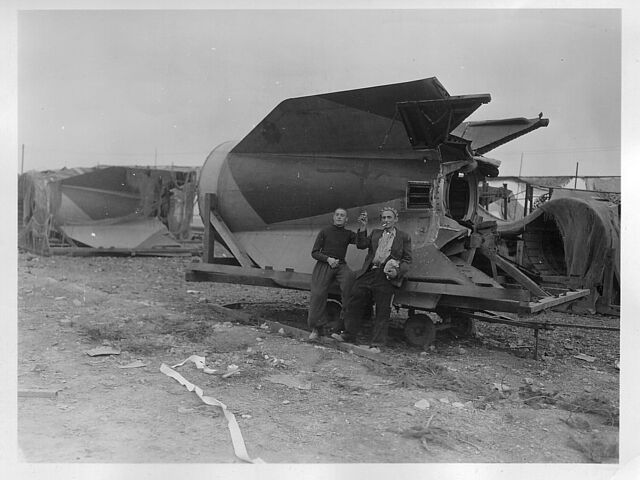 Zwei befreite Häftlinge des Konzentrationslagers Mittelbau-Dora vor einer halbfertigmontierten V2 am 12. April 1945
