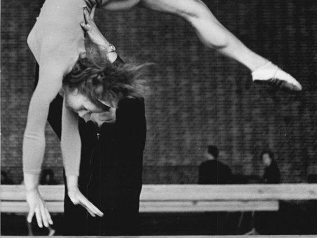 Erika Barth turnt einen Flick-Flack am Schwebebalken beim Olympia-Ausscheid, 1964