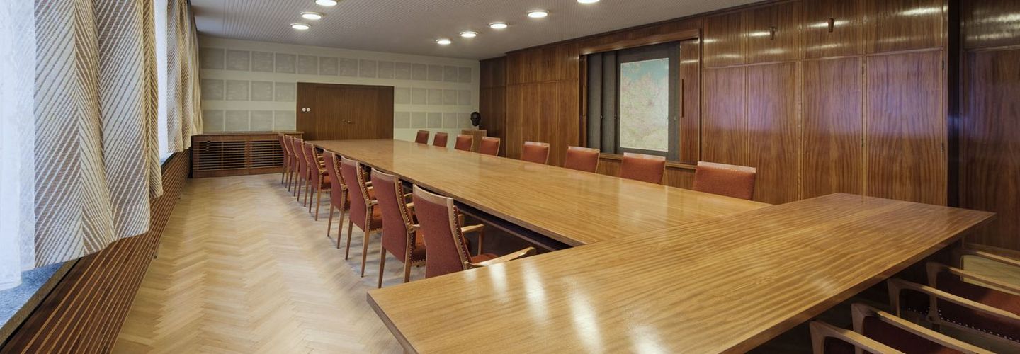 Sitzungssaal in der Mielke-Etage mit repräsentativen Möbeln, DDR-Karte und Kunst von Frankenstein