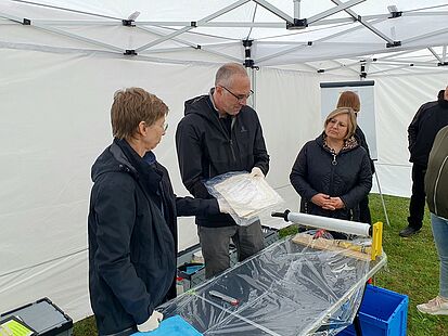 Drei Personen beim Verpacken beschädigter Akten