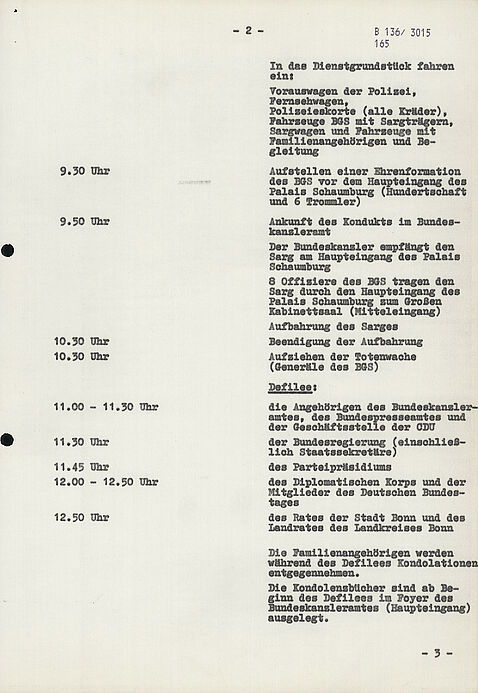Maschinengeschriebenes Dokument in tabellarischer Form mit zwei Spalten