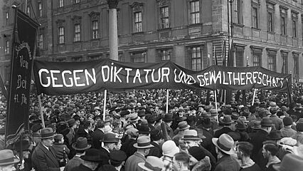 Sozialdemokratische Demonstration gegen den Faschismus im Lustgarten in Berlin