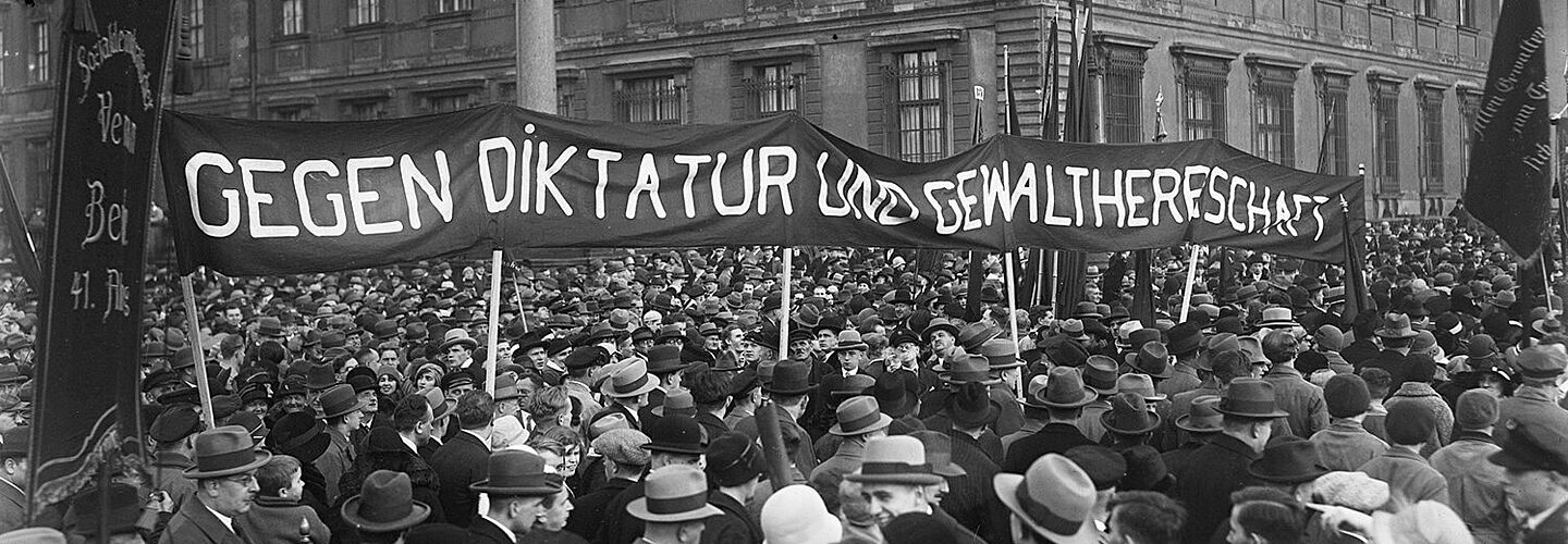 Sozialdemokratische Demonstration gegen den Faschismus im Lustgarten in Berlin (1930) Sozialdemokratische Demonstration gegen den Faschismus im Lustgarten in Berlin