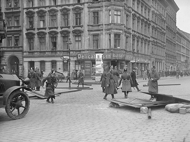 Der „Berliner Blutmai“ 1929: Kämpfe zwischen Polizei und Demonstranten während kommunistischer Maidemonstrationen, trotz Demonstrationsverbotes