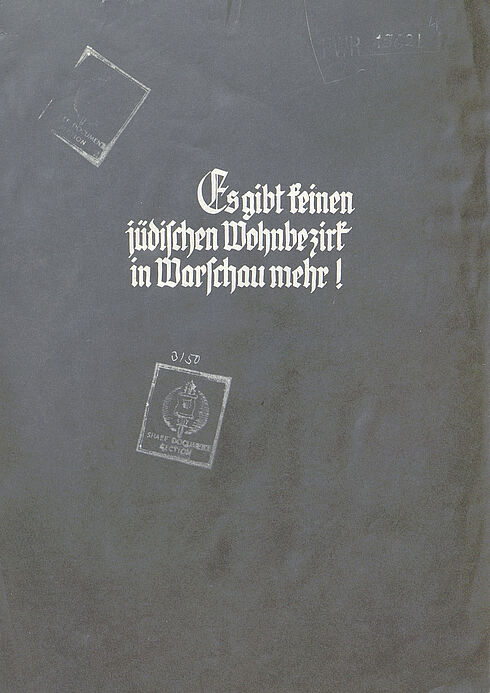 Es handelt sich hierbei um das Deckblatt des Stroop-Berichts. Auf diesem ist der Satz "Es gibt keinen jüdischen Wohnbezirk mehr!" zu lesen.