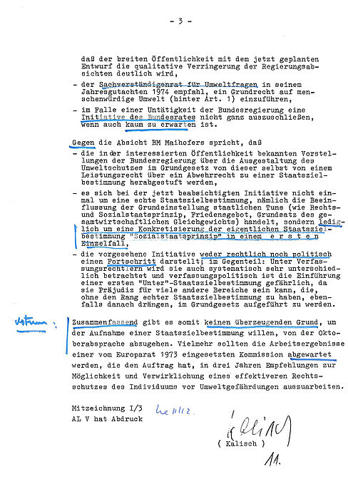 Maschinentextliches Dokument mit hierarchisch strukturieren Absätzen, händischen Unterstreichungen und Vermerken in Blau sowie einer Unterschrift
