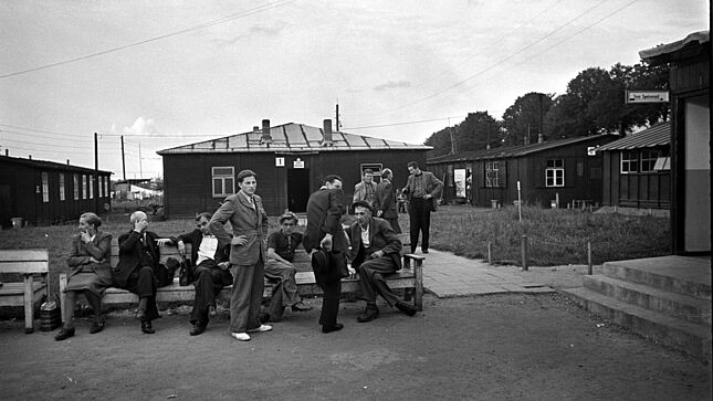 Flüchtlinge vor den Baracken des Notaufnahmelagers Gießen