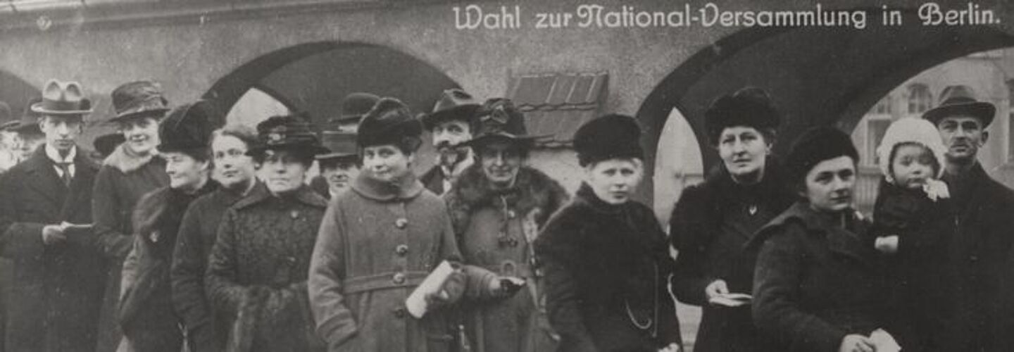 Wahlen zur Deutschen Nationalversammlung. Frauen vor einem Wahllokal in Berlin, 19. Januar 1919
