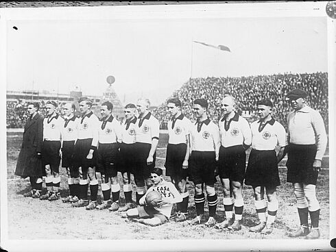 1. Die deutsche Fußball-Nationalmannschaft nach dem Spiel gegen Italien in Mailand am 28. April 1929 (2:1 für Deutschland) 1. Die deutsche Fußball-Nationalmannschaft nach dem Spiel gegen Italien in Mailand am 28. April 1929 (2:1 für Deutschland)