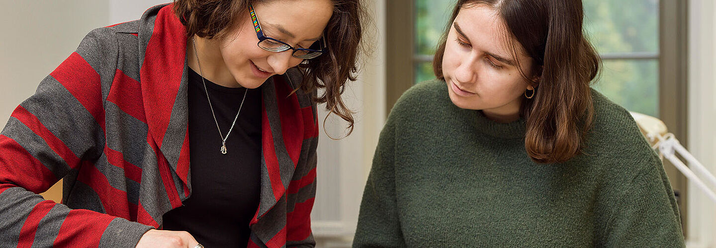 Mitarbeiterin des Bundesarchivs weist Praktikantin in ihre Arbeit ein