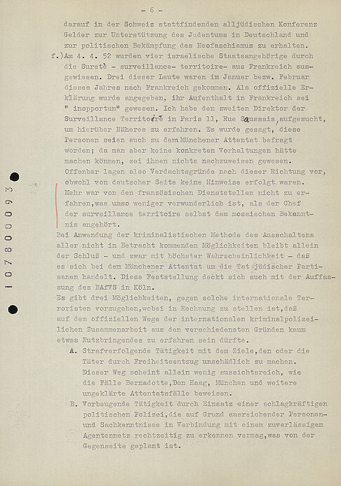 Maschinengeschriebenes Dokument mit strukturierten Absätzen, handschriftlichen Korrekturen und einem rot am Rand markierten AbschnittSchwärzung anonymisierten Namen