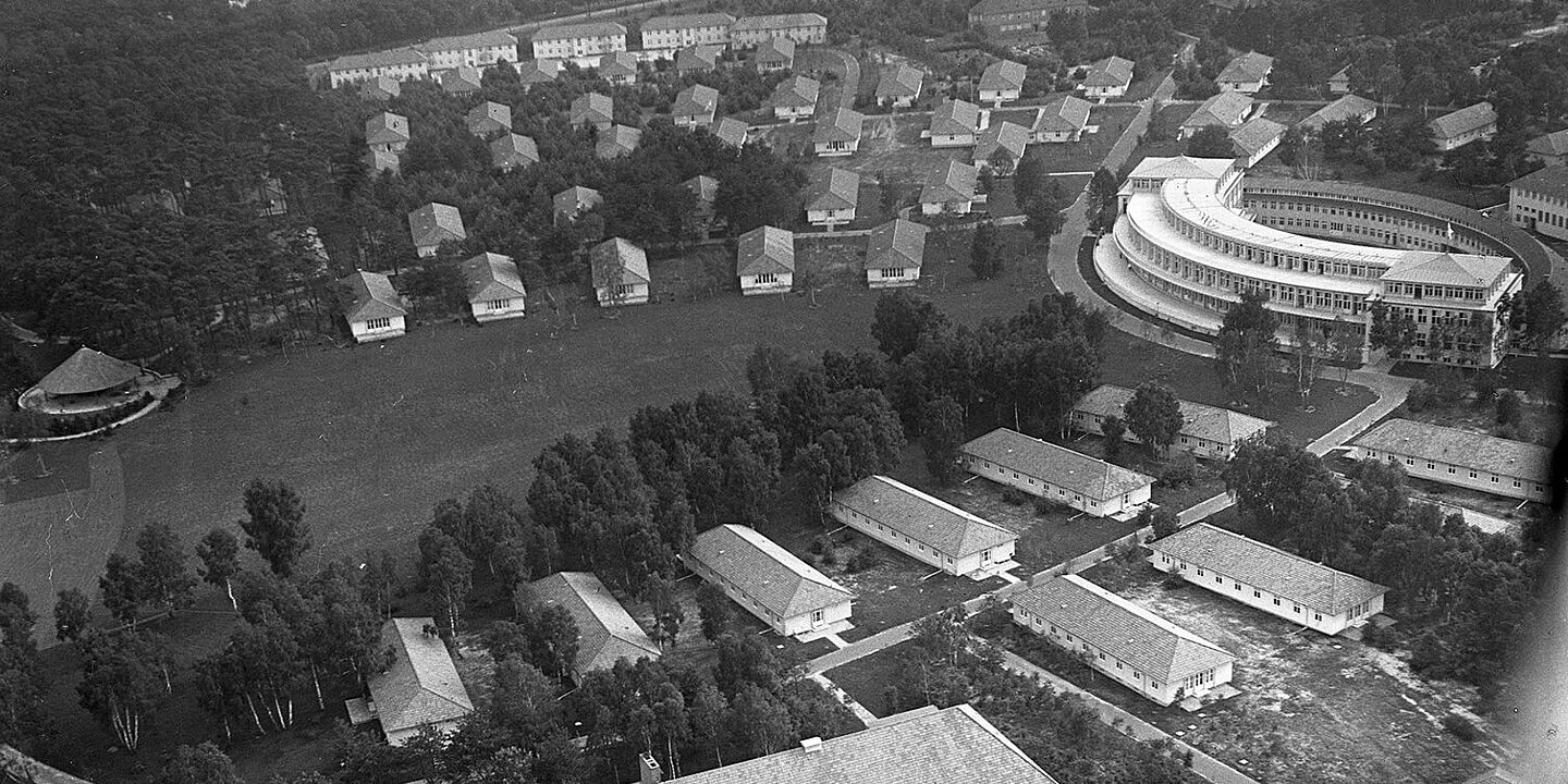 Blick auf das Gelände des Olympischen Dorfes in Elstal, 5. Juni 1936, Quelle:
            BArch,&nbsp;Bild 102-17663 / Pahl, Georg