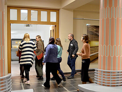 Besuch aus der Ukraine Die Teilnehmerinnen und Teilnehmer des Programms im Foyer der Ausstellung "Einblick ins Geheime".
