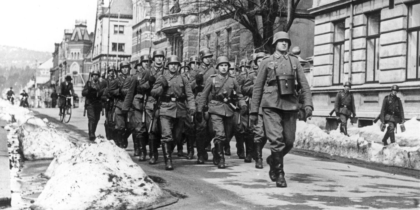 Besetzung Norwegens 1940 Eine Kolonne deutscher Soldaten marschiert durch eine verschneite Stadt., Quelle:
BArch, Bild 183-L03683 / o. Ang.