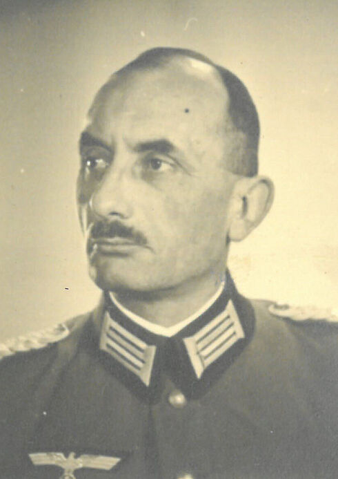 [Abgebildet ist ein Portraitfoto des Generalmajor Wilhelm Strecker aus seiner Personalakte. Strecker trägt seine Feldbluse und schaut zur linken Bildseite in die Ferne.]