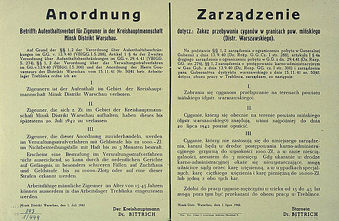 Zweigeteiltes Plakat mit gedrucktem Text und nummerierten Absätzen – linke Seite auf Deutsch, rechte Seite auf Polnisch