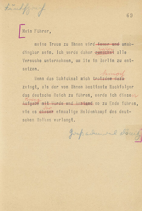 Maschinengeschriebenes Dokument mit handschriftlichen Streichungen und Ergänzungen in blauer und roter Farbe