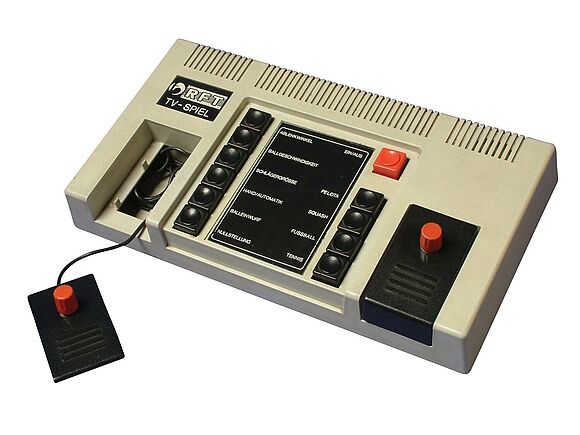 Spielekonsole "Bildschirmspiel 01" mit dazugehörigem Bedienelement.