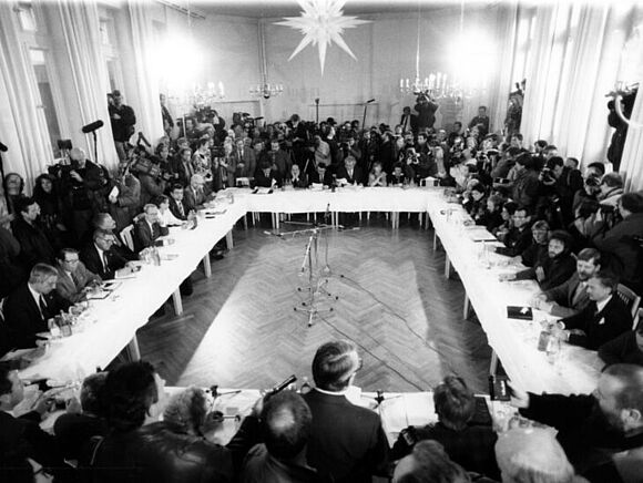 Zentrale Runder Tisch Sitzung des Zentralen Runden Tisches im Dietrich-Bonhoeffer-Haus am 6. Dezember 1989