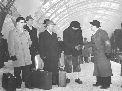 FDGB-Mitarbeiter begrüßt Gäste aus dem Ruhrgebiet in der DDR 1956