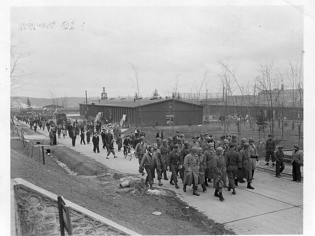 Amerikanische Kongressabgeordnete besichtigen das befreite Konzentrationslager Mittelbau-Dora am 1. Mai 1945