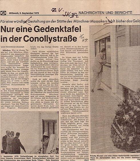 Ausgeschnittener Zeitungsartikel mit dreispaltigem Text und einem Bild, das einen großen Trauerkranz vor einer Gedenktafel zeigt.