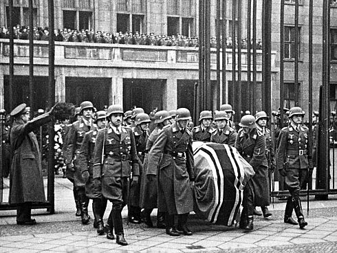 Schwarz-Weiß-Fotografie vom Auszug Sarges von Ernst Udet
