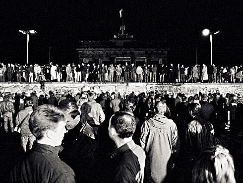 Fotografie von tausenden Menschen beim Mauerfall