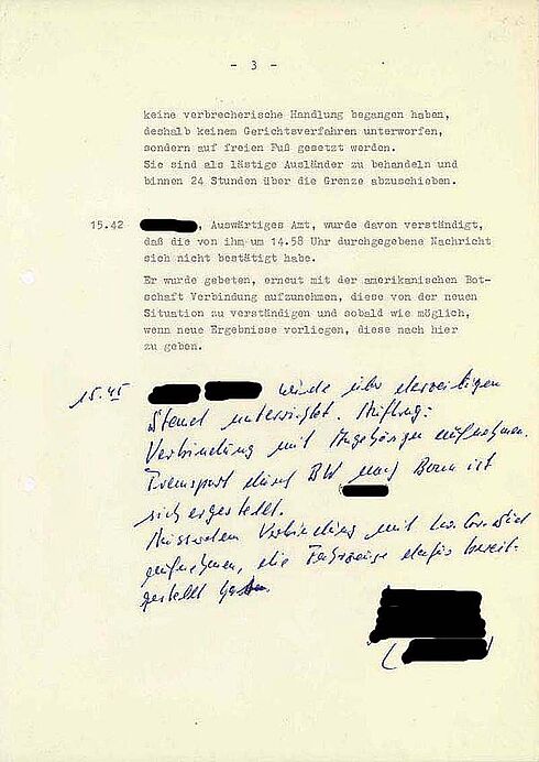 dritte Seite einer maschinengeschriebenen Aktennotiz mit geschwärzten Personennamen, Zeitangaben und Informationen zu Telefonaten, zum Teil handschriftlich