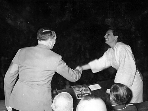 Adolf Hitler beglückwünscht Leni Riefenstahl während der Premiere des Films "Olympia" in Berlin.