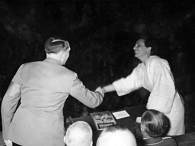 Adolf Hitler beglückwünscht Leni Riefenstahl während der Premiere des Films "Olympia" in Berlin.