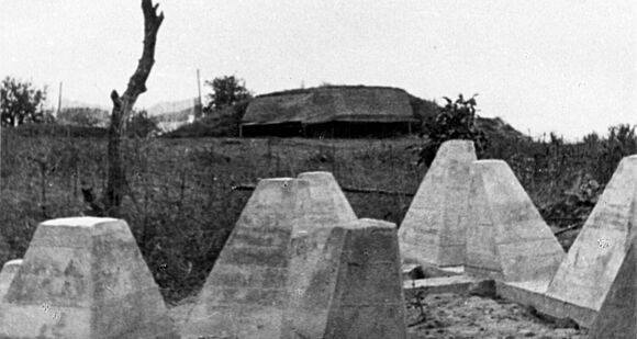 Westwall. Höckerhindernislinie vor einem Schaftenstand bei Schweigen (1939)