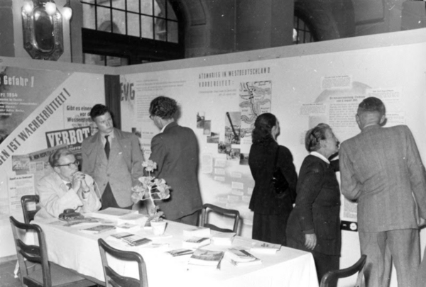 Ausstellung des Kreisfriedensrates für eigene Propagandazwecke, 7. Juli 1954