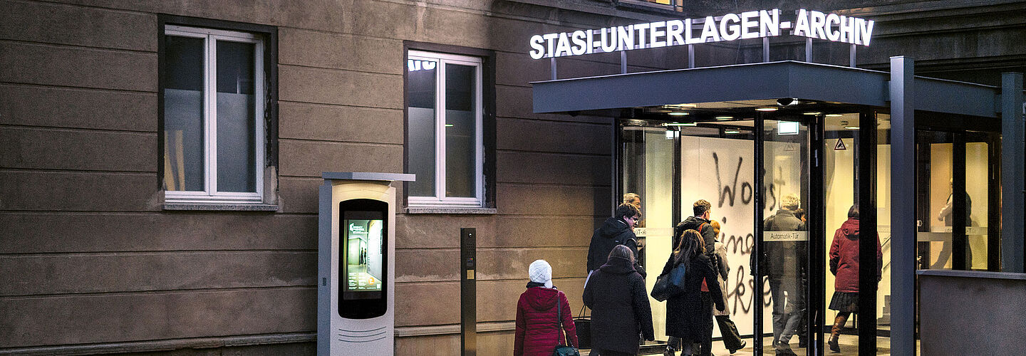 Eingang zum Archiv der Stasi-Unterlagen-Behörde in Berlin-Lichtenberg