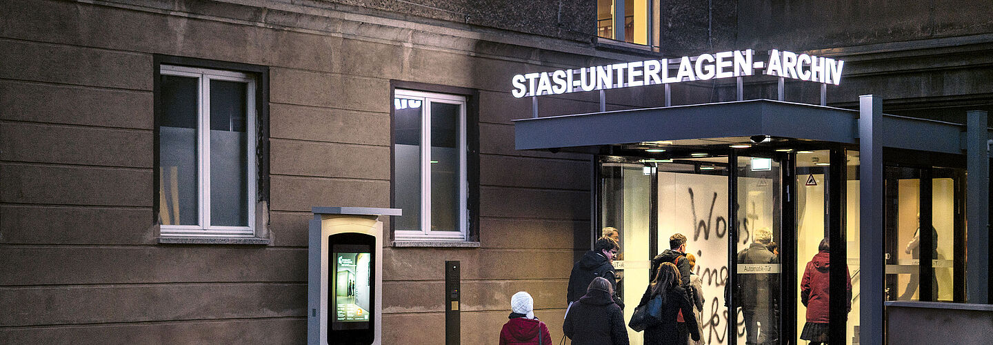 Eingang zum Archiv der Stasi-Unterlagen-Behörde in Berlin-Lichtenberg