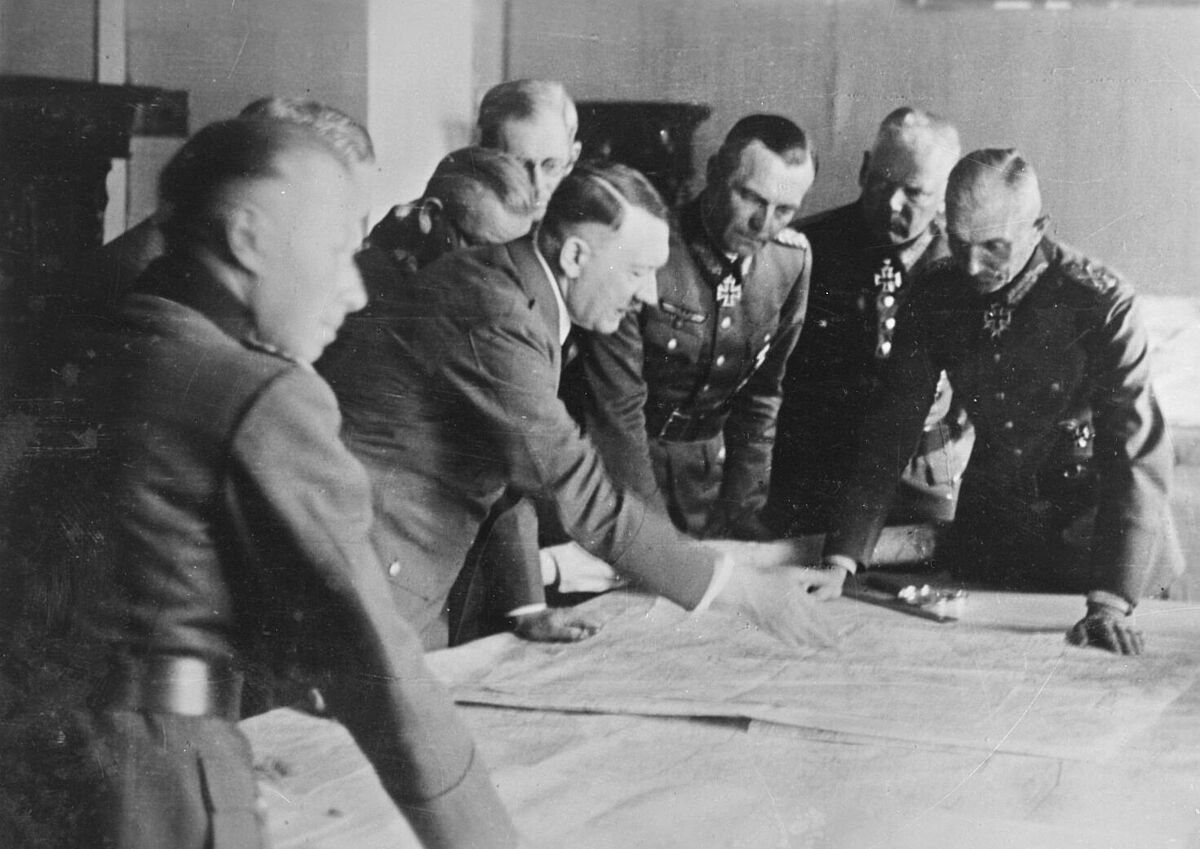 Adolf Hitler bei einer Lagebesprechnung im Hauptquartier der Heeresgruppe Süd im Juni 1942