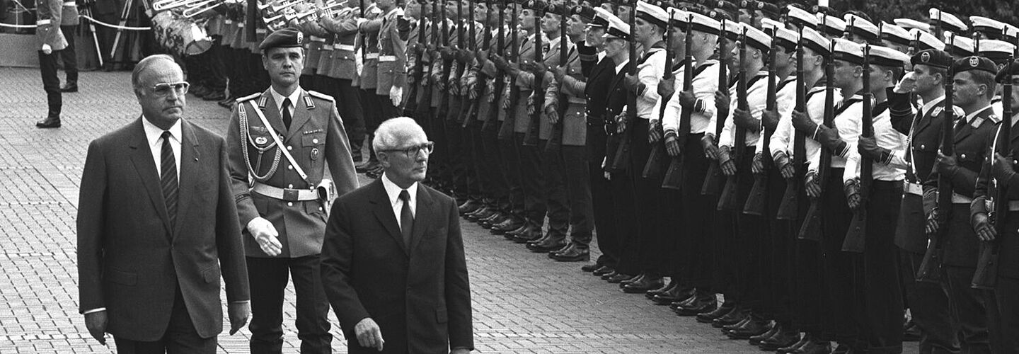 Bundeskanzler Helmut Kohl (links) empfängt den DDR-Staatsratsvorsitzenden Honecker vor dem Bundeskanzleramt mit militärischen Ehren.