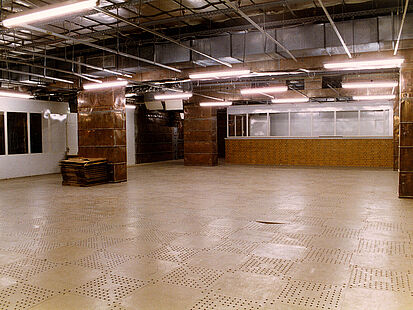 Das bIld zeigt einen leeren Raum, der zum Teil mit Kupferplatten verkleidet ist.