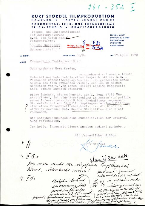 maschinengeschriebener Brief mit handschriftlich ergänzten Vermerken, Daten, Kürzeln und Unterstreichungen