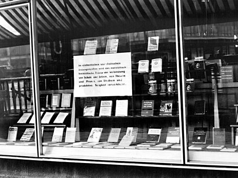 Buchausstellung im Verlag 1961 Schwarz-Weiß Fotografie einer Buchausstellung im Verlag aus dem Jahr 1961