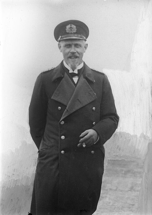 Schwarz-Weiß-Fotografie des Vizeadmirals Conrad Mommsen