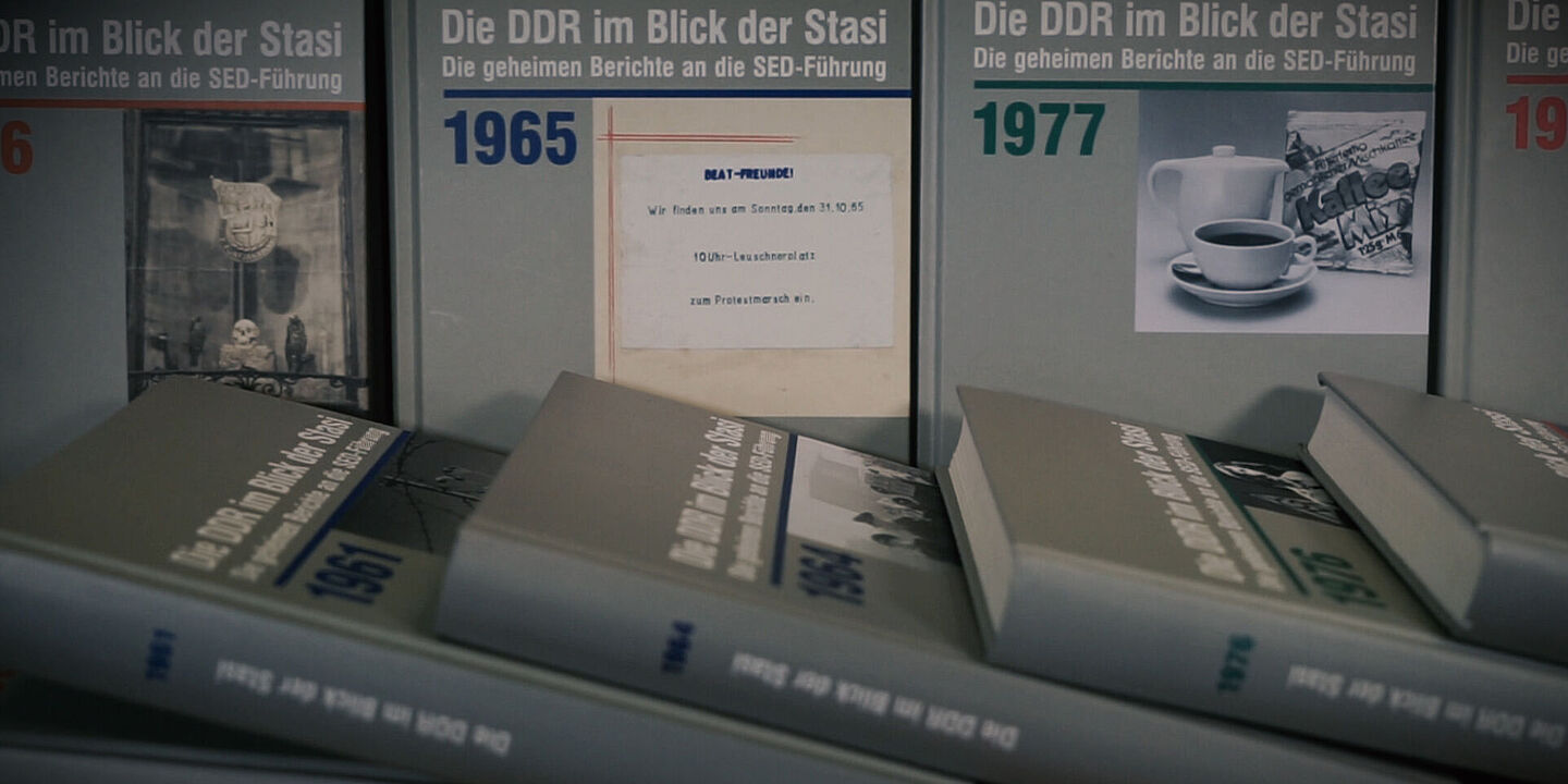 Zu sehen sind verschiedene Bände der ZAIG-Edition, Quelle:
            BStU / Mulders