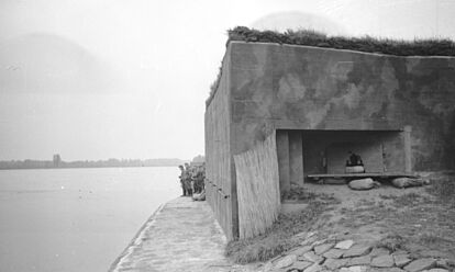 Bunker an der Oberrheinfront an einem Fluss (1939)