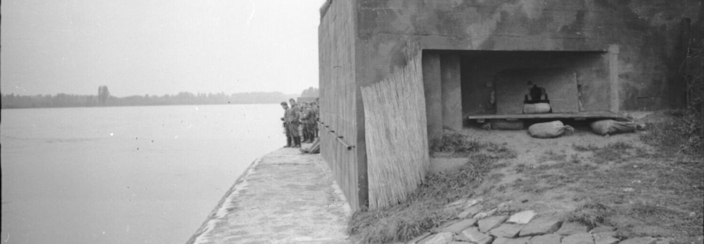 Bunker an der Oberrheinfront an einem Fluss (1939)