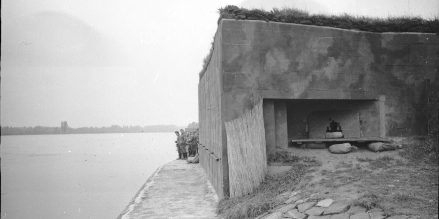 Bunker an der Oberrheinfront an einem Fluss (1939), Quelle:
            Bundesarchiv,&nbsp;Bild 101I-033-0048-31 / Bauer