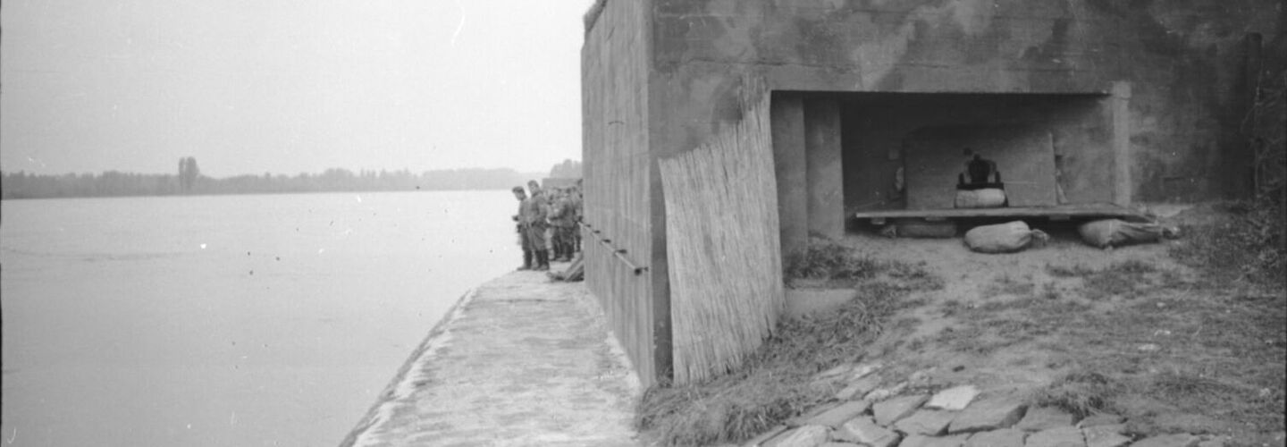 Bunker an der Oberrheinfront an einem Fluss (1939)