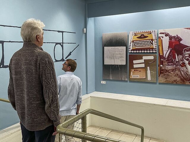 Zwei Besucher sehen sich die Exponate der Ausstellung an