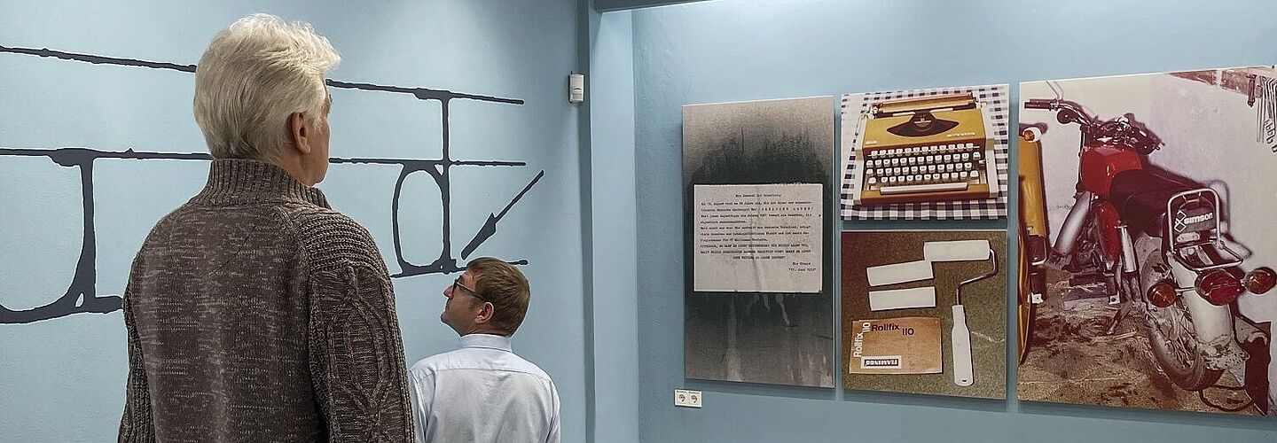 Zwei Besucher sehen sich die Exponate der Ausstellung an